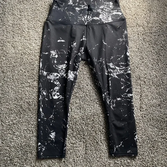 🖤 ALO Yoga Black and White Patterned Leggings 🖤 - Picture 2 of 6